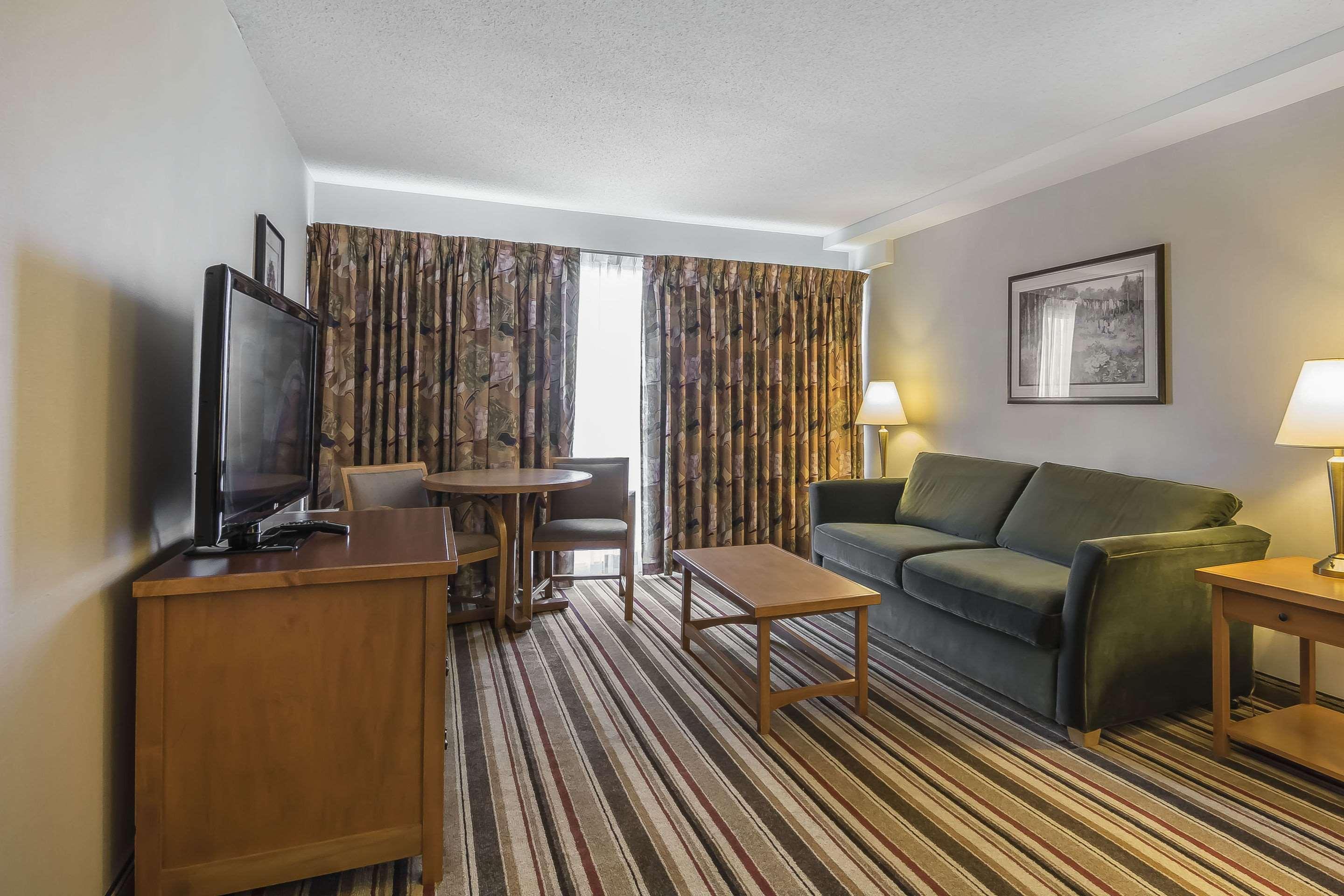 Doubletree By Hilton Calgary North Hotel Esterno foto